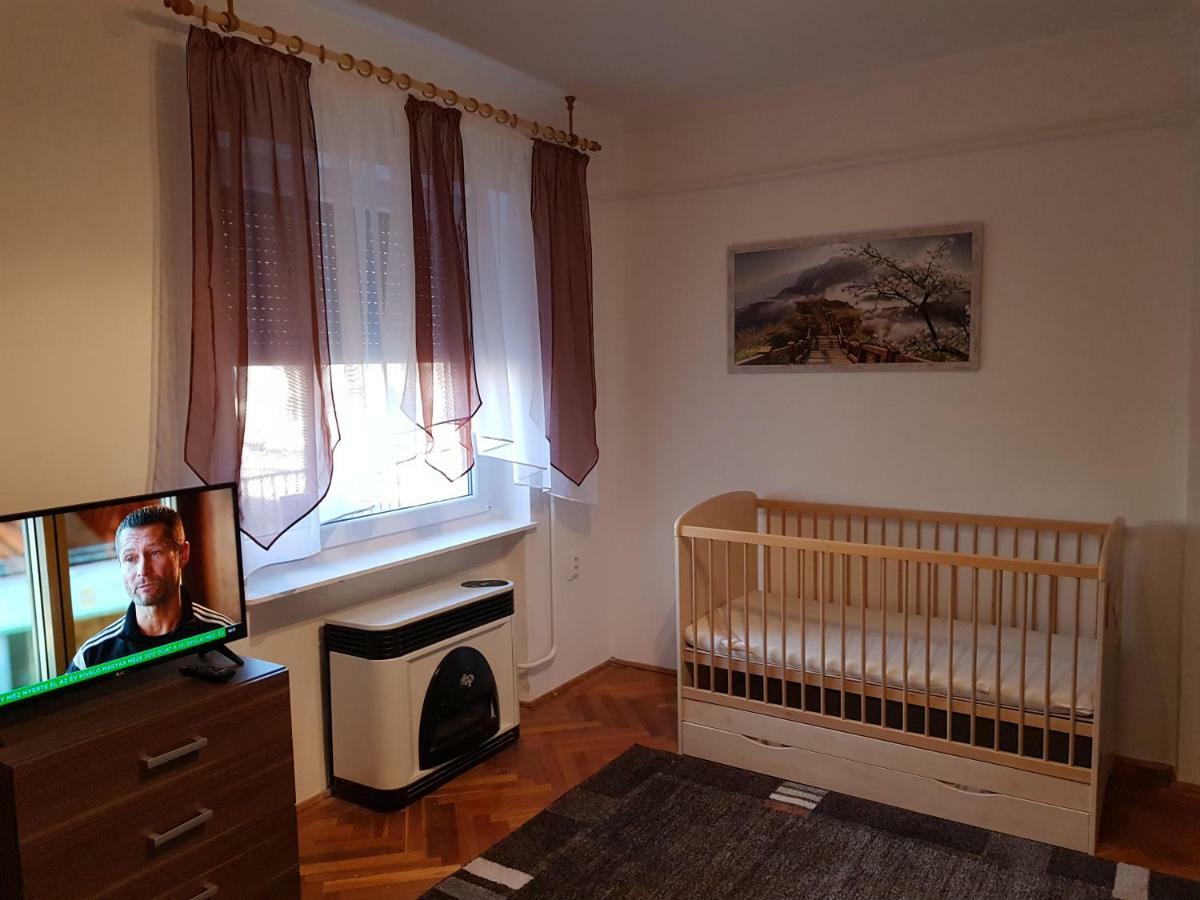 Lia Apartman Kiskunhalas Exterior photo